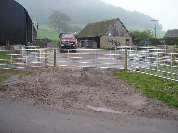 Half mesh galvanised gate system picture one